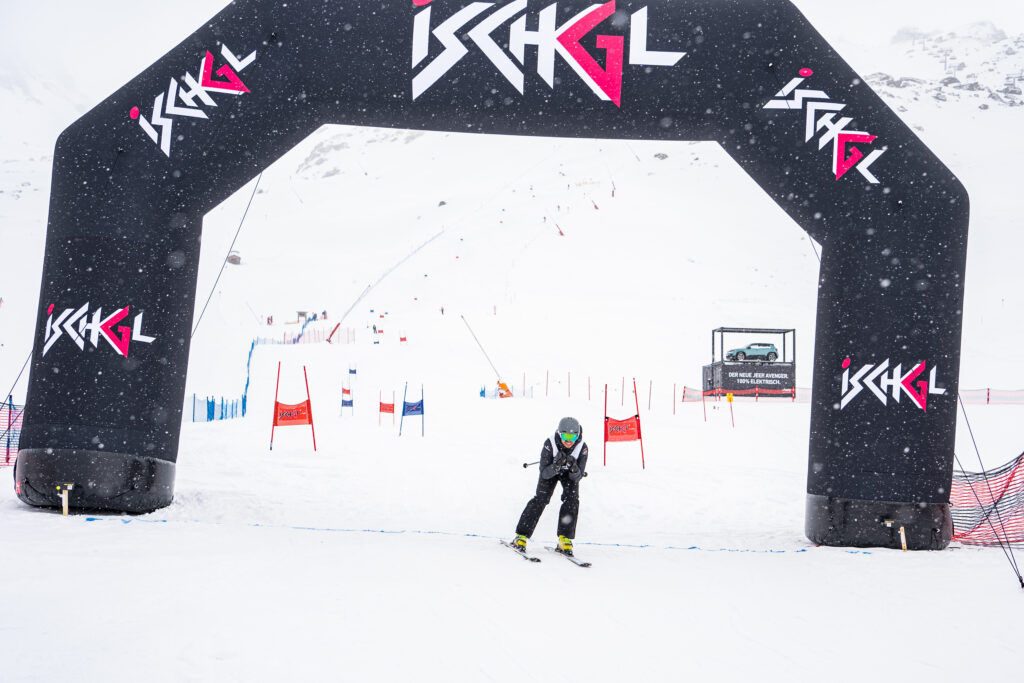 Ein Skifahrer fährt durchs Zeil.