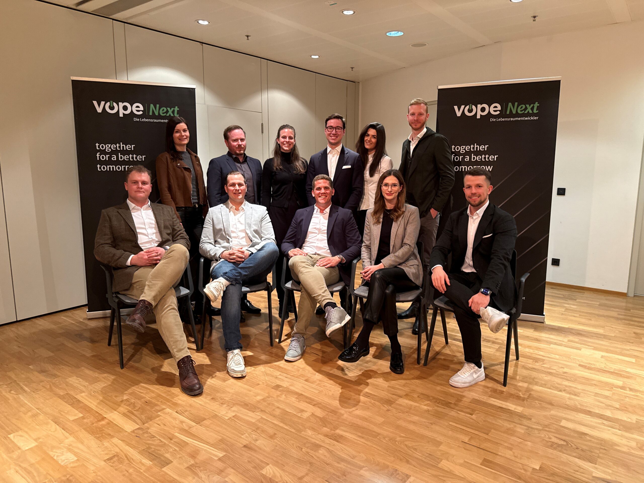 Neuer Vorstand bei VÖPE Next: vordere Reihe v.l.n.r.: Merlin Trampert, Michael Sandriesser, Lewis Probst, Medina Mujkanovic, Daniel Himmer hintere Reihe v.l.n.r.: Michaela Fluch, Johannes Merhaut, Laura Tilly, Gabriel Kefer, Susanna Dinkic, Fabio Tramontana © epmedia Werbeagentur